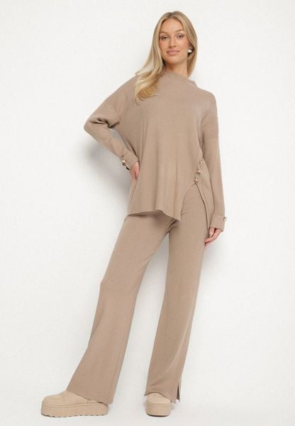 Beżowy Dzianinowy Komplet z Wiskozą Spodnie i Sweter Zdobiony Guzikami Unisea. Brązowe swetry Born2be, s, z aplikacjami, z dzianiny, bez ramiączek. Za 159.99 zł.