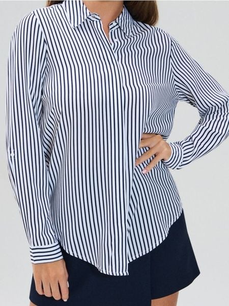 Wiskozowa koszula regular fit w pionowe paski - granatowy. Niebieskie koszule Sinsay, l, bez wzorów, z wiskozy, bez kołnierzyka, bez ramiączek. Za 29.99 zł.