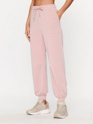 EA7 Emporio Armani Spodnie dresowe 6RTP54 TJDCZ 1418 Różowy Regular Fit. Czerwone spodnie dresowe EA7 Emporio Armani, bez wzorów, z dresówki. Za 299.99 zł.