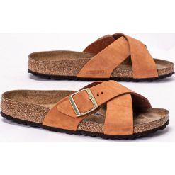 Klapki damskie pomarańczowe Birkenstock Siena SFB. Brązowe klapki Birkenstock, bez wzorów, młodzieżowe, bez obcasa, bez zapięcia. Za 439.99 zł.