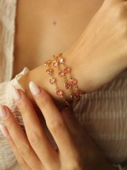 Pierres de Jade Pozłacana bransoletka z elementami ozdobnymi rozmiar: onesize. Różowe bransoletki Pierres de Jade, z kryształem, pozłacane. Za 79.21 zł.