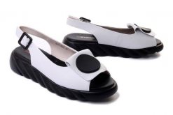 ARTIKER RELAKS 52C1635 biały, sandały damskie. Białe sandały Artiker Relaks, bez wzorów, z gumy, bez obcasa, na koturnie, bez zapięcia. Za 244.90 zł.