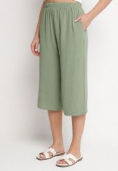 Zielone Spodnie o Długości 3/4 z Szerokimi Nogawkami Ulianisa. Zielone jeansy Born2be, l, z aplikacjami, z jeansu. Za 59.99 zł.