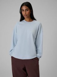 4F Bluza dresowa relaxed bez kaptura damska - niebieska L. Niebieskie bluzy 4f, l, bez wzorów, z bawełny, klasyczne, bez ramiączek, bez kaptura. Za 149.99 zł.