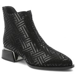 Botki damskie D&A by S.Barski o eleganckim fasonie z dekoracyjną tłoczoną cholewką i stabilnym obcasem z geometrycznym wycięciem czarne, JC62-1042. Czarne botki S.BARSKI, w ażurowe wzory, z jeansu, eleganckie, bez obcasa, na obcasie, bez zapięcia. Za 279.00 zł.