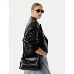 Torebka Calvin Klein. Czarne torebki klasyczne Calvin Klein, bez wzorów, klasyczne, bez dodatków. Za 489.99 zł.