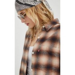 Levi's koszula damska kolor brązowy relaxed z kołnierzykiem klasycznym. Brązowe koszule Levi's, m, bez wzorów, klasyczne, bez kołnierzyka, bez ramiączek. W wyprzedaży za 264.99 zł.