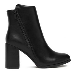 Botki Clara Barson. Czarne botki Clara Barson, bez wzorów, bez obcasa, na słupku, bez zapięcia. Za 169.99 zł.