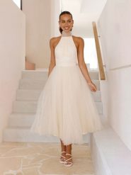 Tazga Sukienka w kolorze białym rozmiar: 36. Białe sukienki Tazga, bez wzorów, z tiulu, bez kołnierzyka, bez ramiączek, maxi, rozkloszowane. Za 134.85 zł.