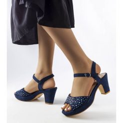 Granatowe sandały na słupku Beltane niebieskie. Niebieskie sandały bez wzorów, z tworzywa sztucznego, eleganckie, bez obcasa, na słupku, bez zapięcia. Za 82.20 zł.