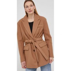Answear Lab Płaszcz damski kolor brązowy przejściowy. Brązowe płaszcze Answear Lab, l, bez wzorów, bez kaptura. W wyprzedaży za 169.99 zł.