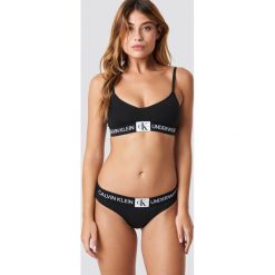 Calvin Klein Stringi Monogram - Black. Stringi marki Calvin Klein Jeans. Za 80.95 zł.
