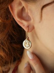 Pierres delicates Pozłacane kolczyki z perłami rozmiar: onesize. Brązowe kolczyki Pierres delicates, z perłą, pozłacane. Za 73.93 zł.