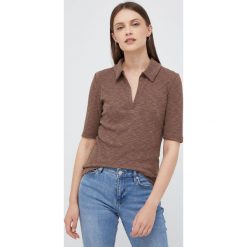 GAP polo damski kolor brązowy z kołnierzykiem. Brązowe t-shirty GAP, bez wzorów, z dzianiny, bez kołnierzyka, bez ramiączek. Za 139.99 zł.