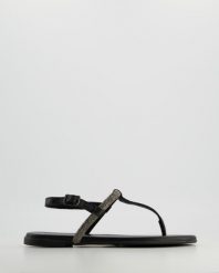 SKÓRZANE SANDAŁY - JAPONKI W KOLORZE CZARNYM 23042 BLACK. Czarne sandały Venezia, bez wzorów, ze skóry, bez obcasa, bez zapięcia. Za 199.00 zł.