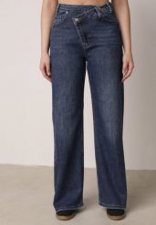 Niebieskie Bawełniane Jeansy o Szerokim Kroju z Asymetrycznym Zapięciem Fezitera. Niebieskie jeansy Born2be, bez wzorów, z bawełny, biznesowe, z podwyższonym stanem. Za 129.99 zł.