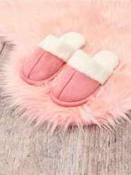 Kapcie z futerkiem - różowy. Czerwone kapcie Sinsay, bez wzorów. Za 29.99 zł.