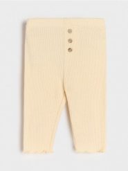 Legginsy z prążkowanej dzianiny - kremowy. Białe legginsy sportowe Sinsay, l, bez wzorów, z dzianiny. W wyprzedaży za 7.99 zł.