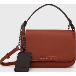 Pepe Jeans torebka kolor czerwony. Czerwone listonoszki Pepe Jeans, bez wzorów, z jeansu, na ramię, bez dodatków. W wyprzedaży za 223.99 zł.