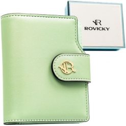 Pionowy portfel damski ze skóry ekologicznej w zielonym kolorze, zamykany na zatrzask i suwak - Rovicky. Zielone portfele ROVICKY, bez wzorów, ze skóry ekologicznej. Za 89.99 zł.