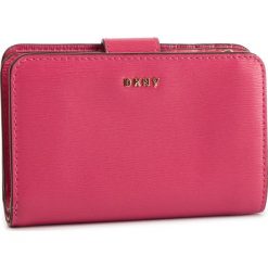 Duży Portfel Damski DKNY - R8313659 Pink PNK. Czerwone portfele DKNY, bez wzorów, ze skóry. W wyprzedaży za 309.00 zł.