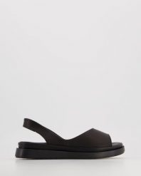SKÓRZANE SANDAŁY 2706 R11 BLACK. Czarne sandały Venezia, bez wzorów, ze skóry, bez obcasa, bez zapięcia. Za 389.00 zł.