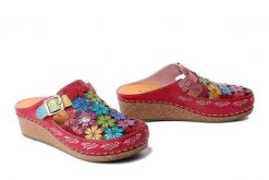 LAURA VITA 0007660 Facscineo 01 rouge, klapki damskie. Czerwone klapki LAURA VITA, bez wzorów, ze skóry, bez obcasa, na koturnie, bez zapięcia. Za 335.67 zł.