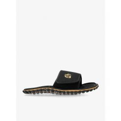 Klapki Gumbies Strider Slides. Czarne klapki Gumbies, bez wzorów, bez obcasa, bez zapięcia. Za 92.99 zł.