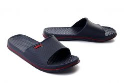 AXIM 7K23767 navy, klapki basenowe damskie. Niebieskie klapki Axim, bez wzorów, bez obcasa, bez zapięcia. Za 34.99 zł.