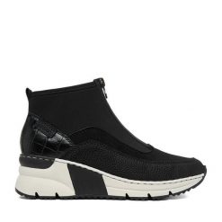 Botki Rieker. Czarne botki Rieker, bez wzorów, bez obcasa, na koturnie, bez zapięcia. Za 329.99 zł.
