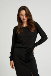 Sweter z długimi rękawami ozdobiony metaliczną nitką czarny. Czarne swetry MOODO, l, bez wzorów, z wiskozy, bez ramiączek. W wyprzedaży za 47.99 zł.