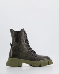 LAKIEROWANE BOTKI DAMSKIE 10023 GREEN. Zielone botki Venezia, bez wzorów, z lakierowanej skóry, bez obcasa, bez zapięcia. Za 569.00 zł.