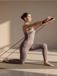 Legginsy sportowe Gym Hard - kremowy. Białe legginsy Sinsay, bez wzorów, sportowe. Za 39.99 zł.