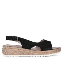 Sandały Lasocki. Czarne sandały Lasocki, bez wzorów, bez obcasa, na płaskiej podeszwie, bez zapięcia. Za 159.99 zł.