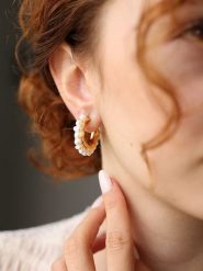 Pierres delicates Pozłacane kolczyki-półkreole z perłami rozmiar: onesize. Żółte kolczyki Pierres delicates, z perłą, pozłacane. Za 109.52 zł.