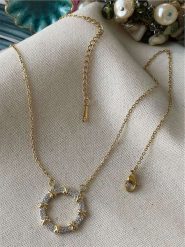 Luseera Pozłacany naszyjnik z elementem ozdobnym - dł. 45 cm rozmiar: onesize. Żółte naszyjniki Luseera, z materiału, z cyrkonią, pozłacane. Za 39.99 zł.