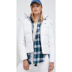 Calvin Klein Jeans kurtka puchowa damska kolor biały zimowa. Białe kurtki Calvin Klein Jeans, na zimę, l, bez wzorów, z jeansu, bez kaptura. Za 1,099.90 zł.