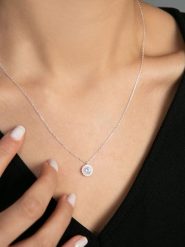 Heliophilia Srebrny naszyjnik z zawieszką - dł. 43 cm rozmiar: onesize. Szare naszyjniki Heliophilia, z materiału, z cyrkonią, srebrne. Za 43.99 zł.