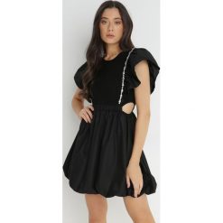 Czarna Sukienka Altheia. Czarne sukienki Born2be, m, z aplikacjami, z bawełny, klasyczne, bez kołnierzyka, bez ramiączek, mini, bombki. W wyprzedaży za 175.99 zł.