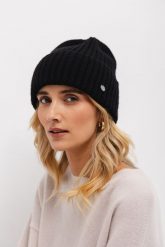 WEŁNIANA CZAPKA GILDA CZARNA One size - Flawless. Czarne czapki zimowe Flawless, bez wzorów, z kaszmiru, eleganckie. Za 195.50 zł.