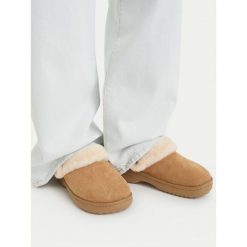 Klapki Crocs. Brązowe klapki Crocs, bez wzorów, bez obcasa, bez zapięcia. Za 269.99 zł.