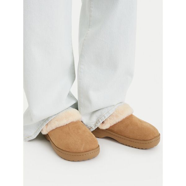Klapki Crocs. Brązowe klapki Crocs, bez wzorów, bez obcasa, bez zapięcia. Za 269.99 zł.