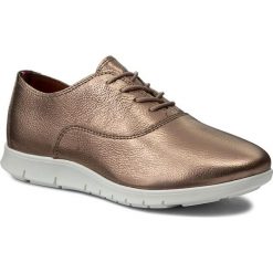 Półbuty TOMMY HILFIGER - Miro 1Z FW0FW00900 Rose Gold 703. Żółte półbuty wsuwane Tommy Hilfiger, bez wzorów, ze skóry ekologicznej, bez obcasa, na płaskiej podeszwie. W wyprzedaży za 339.00 zł.