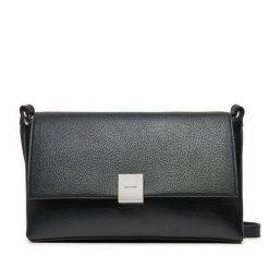 Torebka Calvin Klein. Czarne torebki klasyczne Calvin Klein, bez wzorów, klasyczne, bez dodatków. Za 289.99 zł.