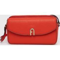 Furla torebka skórzana kolor czerwony. Czerwone listonoszki Furla, bez wzorów, na ramię, bez dodatków. W wyprzedaży za 600.99 zł.