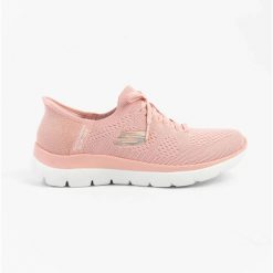 Buty sportowe damskie Skechers Summits-New Daily Slip-ins. Czerwone buty treningowe Skechers, bez wzorów, z materiału, bez zapięcia. Za 279.39 zł.