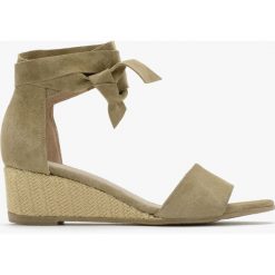 Sandały HAYLEY. Zielone sandały Ryłko, bez wzorów, ze skóry, bez obcasa, bez zapięcia. Za 269.99 zł.