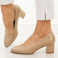 Coffee czółenka damskie na obcasie Sergio Leone Pb404. Czółenka Sergio Leone, na jesień, bez wzorów, ze skóry, biznesowe, z okrągłym noskiem, bez obcasa, na obcasie, bez zapięcia. W wyprzedaży za 148.72 zł.