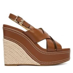 Sandały MICHAEL Michael Kors. Brązowe kozaki MICHAEL Michael Kors, bez wzorów, bez obcasa, na koturnie, bez zapięcia. Za 739.99 zł.