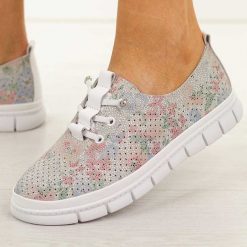 Białe multi ażurowe skórzane półbuty damskie Filippo Dp7671/26. Białe półbuty wsuwane Filippo, na jesień, w ażurowe wzory, z jeansu, casualowe, z okrągłym noskiem, bez obcasa, na płaskiej podeszwie. Za 219.00 zł.